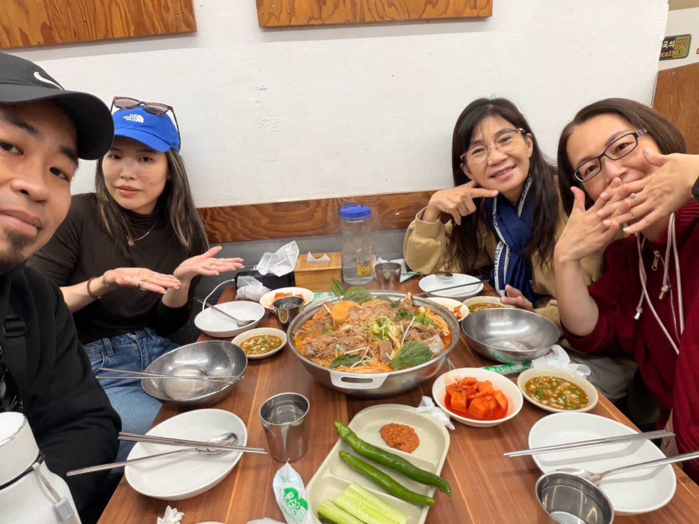 四人在韓國餐廳吃馬鈴薯排骨湯的合照